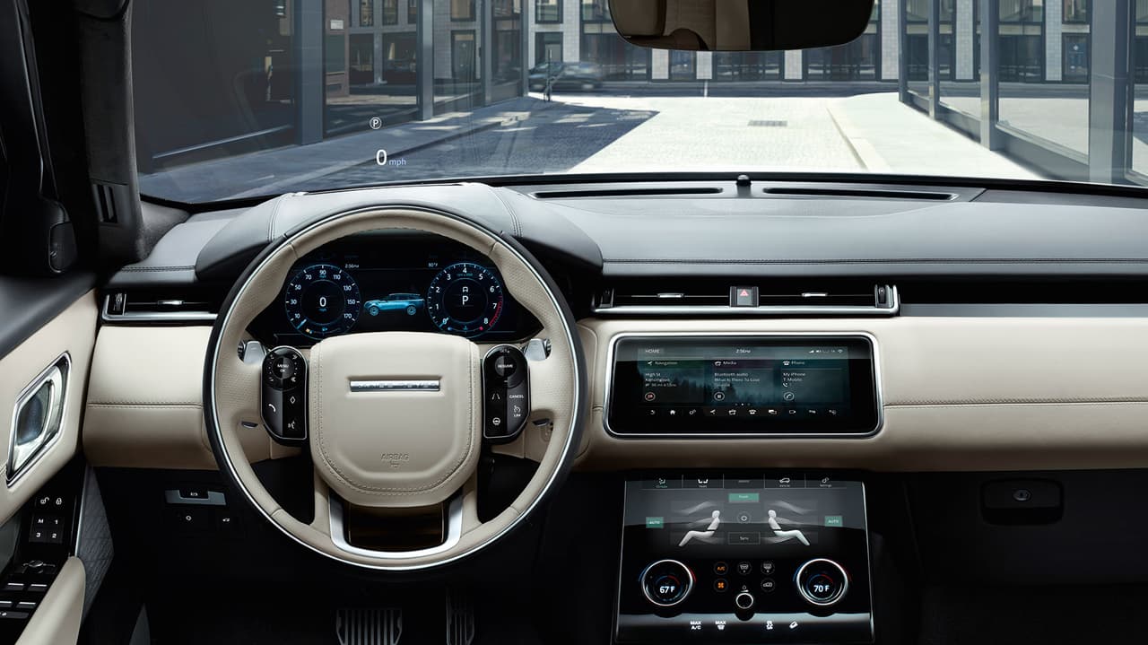 Esta imagen nos sienta prácticamente en el asiento del conductor de la Range Rover Velar 2018.