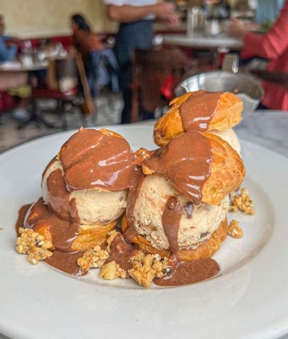 <b><a href="https://www.coquetteraleigh.com/">Número 1: Coquette Brasserie (4351 The Circle At North Hills St North Mills Mall, Raleigh)</a></b>. Es un restaurante francés en el que las comidas tradicionales se acompañan de panes caseros frescos y crujientes y postres memorables, entre ellos los elaborados con helado.