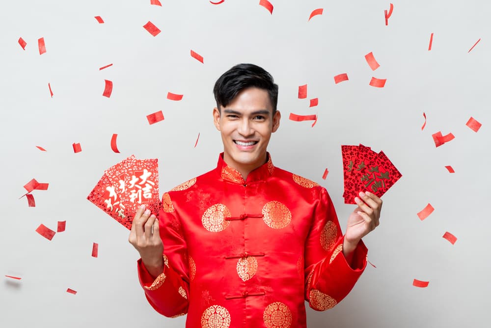 En China las personas este día se regalan cosas sobrecitos con buenos deseos, y a los niños, juguetes.
<br>