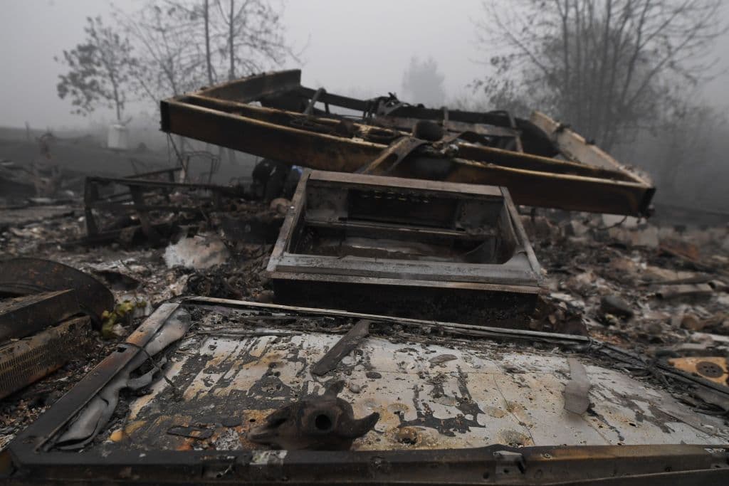 Los restos de una casa móvil se ven después de que un incendio forestal arrasara una las casas en Estacada, Oregon.
