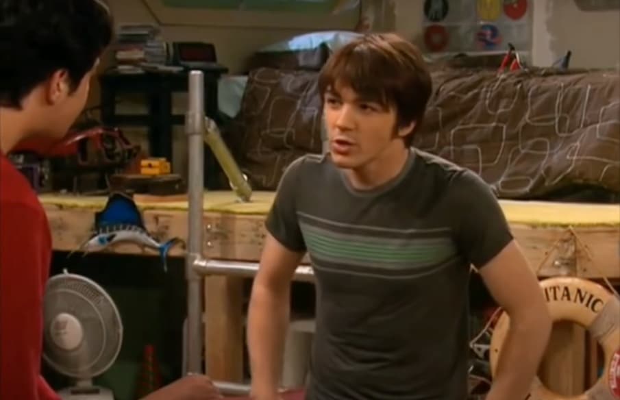 La historia de esta serie trataba acerca de Drake Parker (Drake Bell) y Josh Nichols (Josh Peck), dos adolescentes con poco en común que se convierten en hermanos a causa del matrimonio de sus padres.