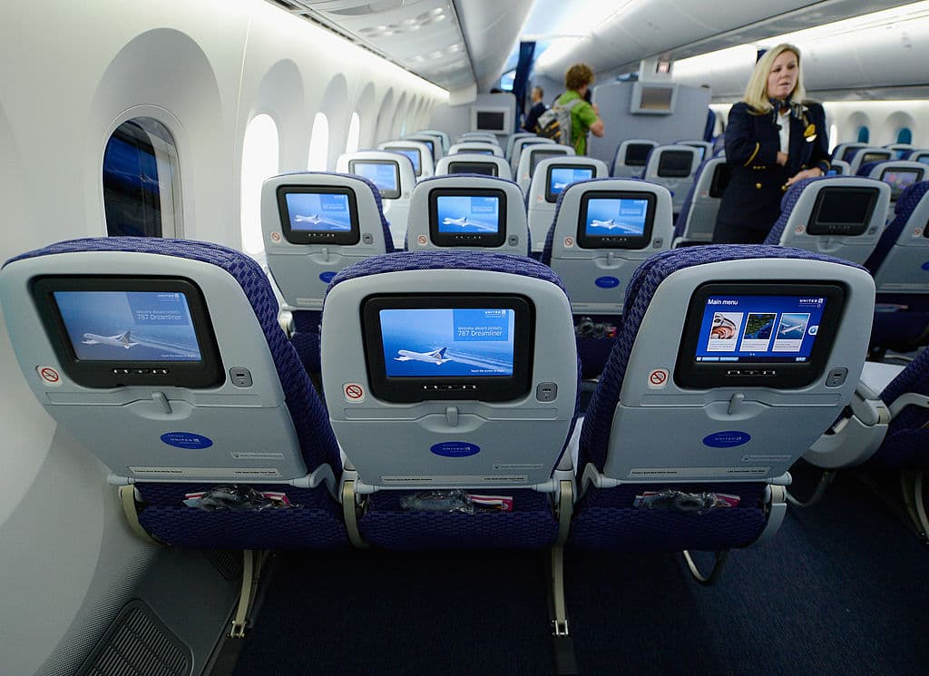 Senador de NY advierte por plan para hacer más pequeños asientos en los aviones