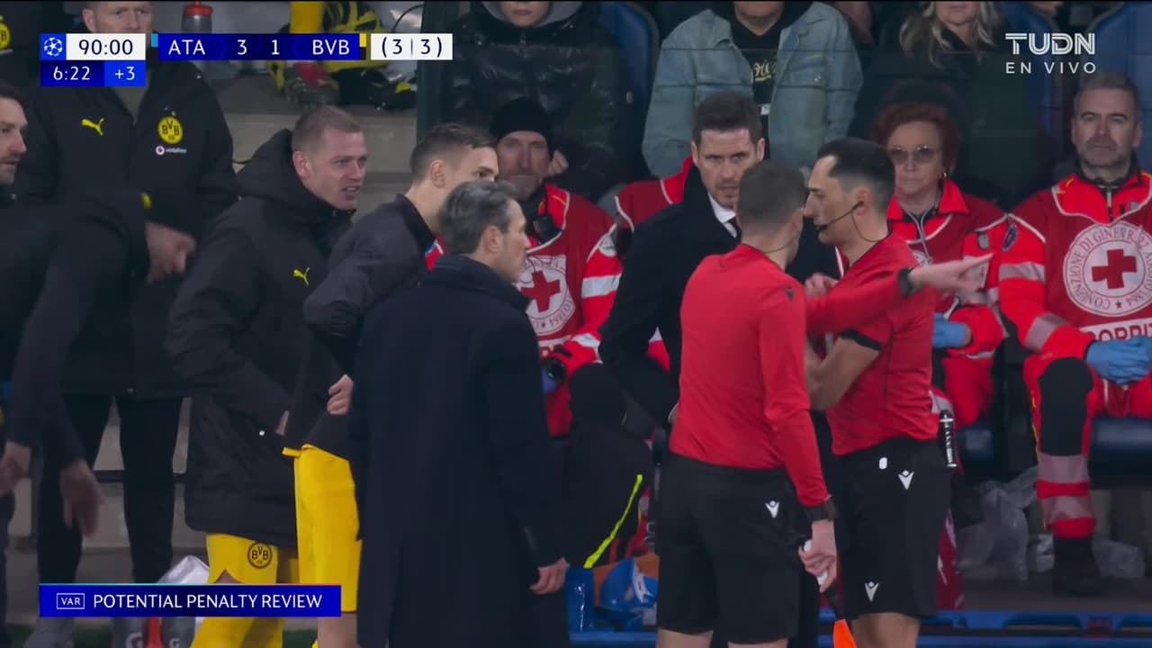 ¡Tarjeta Roja! Ramy Bensebaini recibe la segunda amarilla y se va del juego.