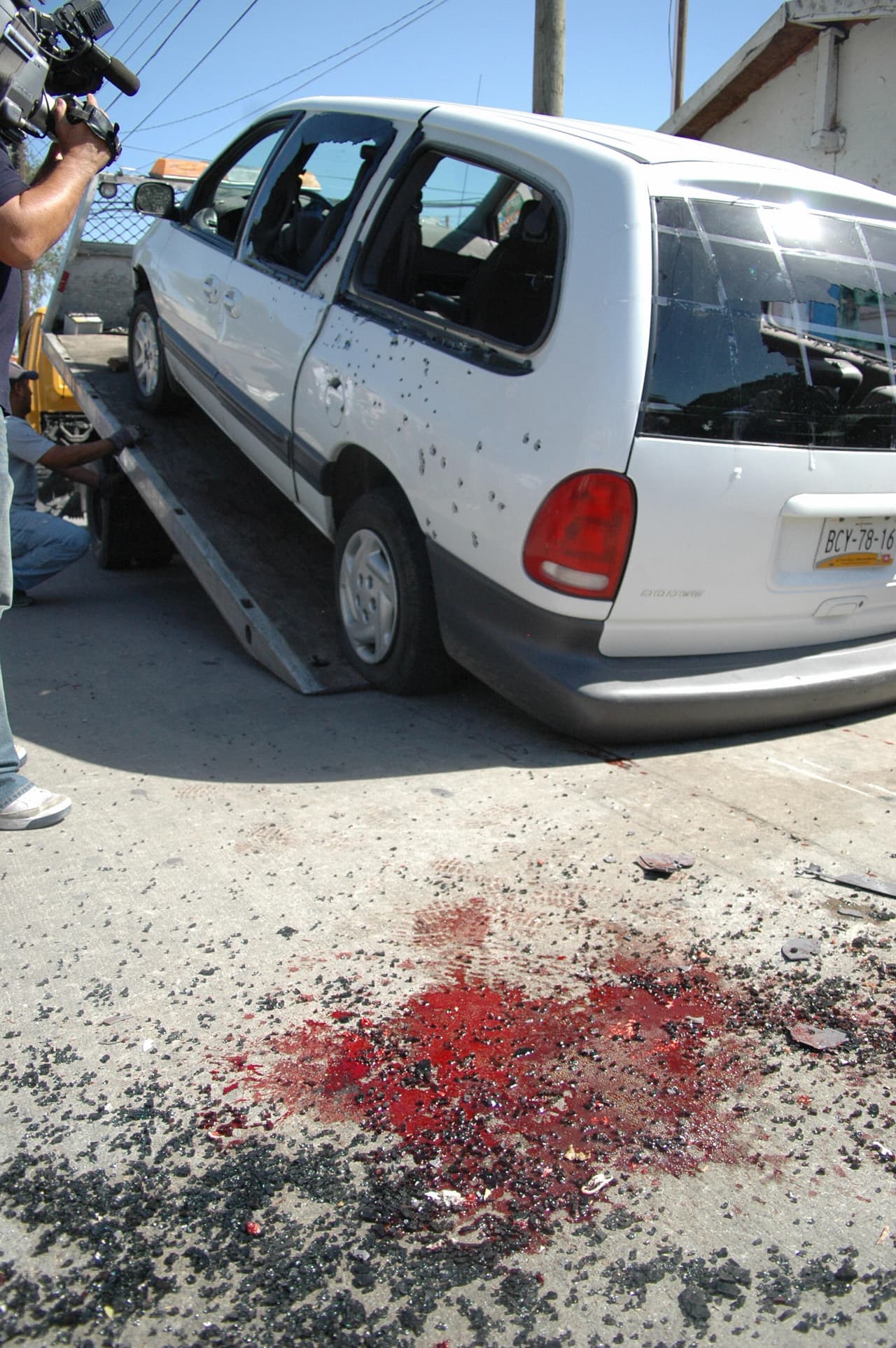 Cuatro personas murieron en el ataque con AK-47 a este vehículo.