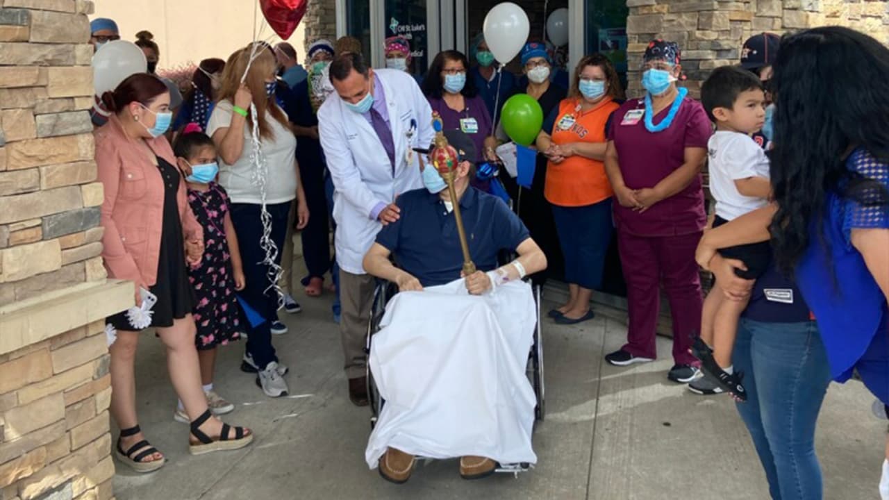 Fue dado de alta entre aplausos por parte del personal de salud del hospital.