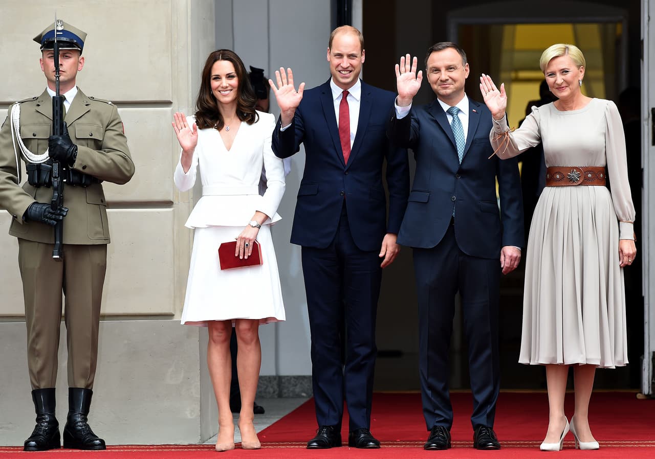 El príncipe William y la duquesa de Cambridge comenzaron su gira oficial por Polonia y Alemania.