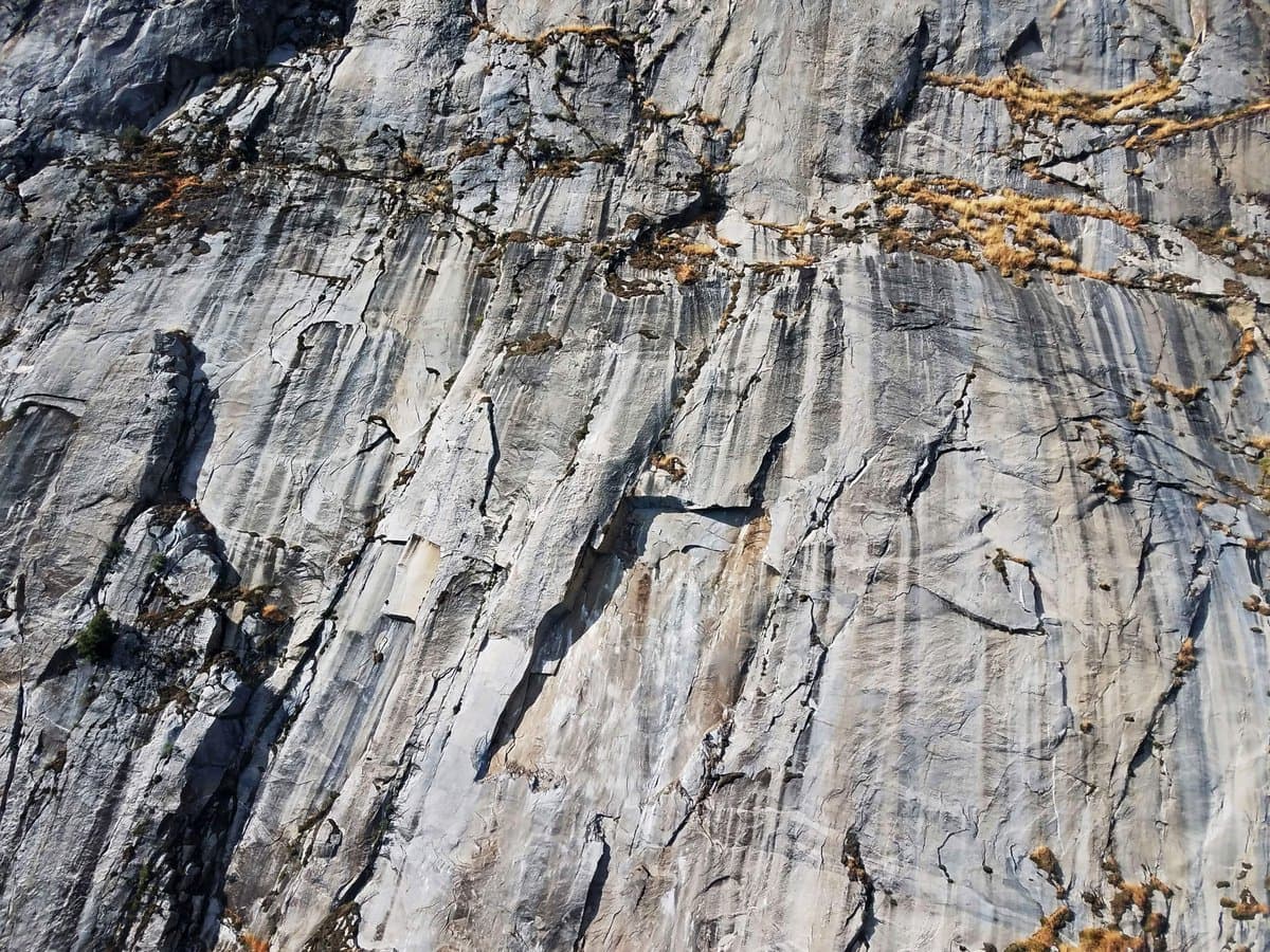 La pared del acantilado en riesgo de desprenderse.