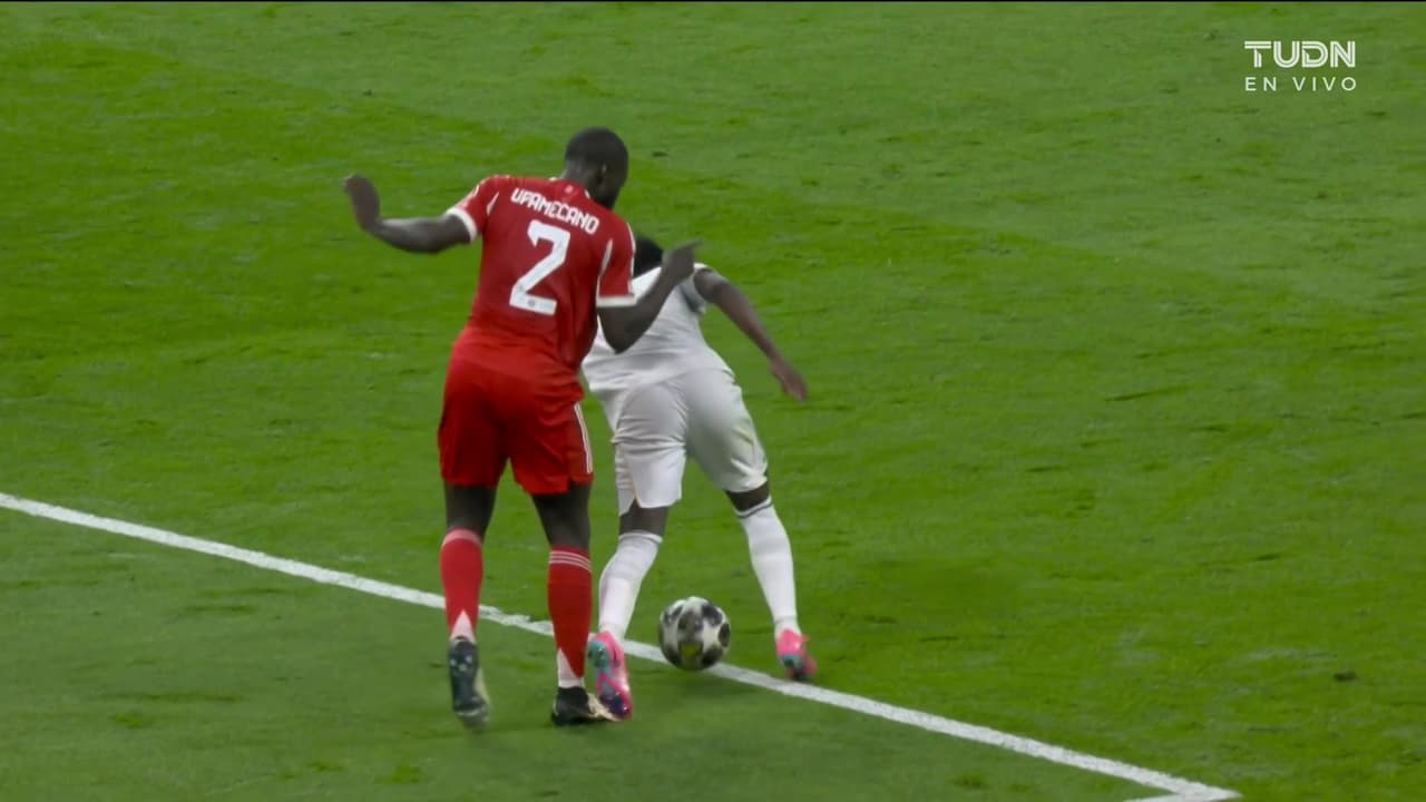 ¿Piscinazo de Vini? El brasileño cae en el área pero el árbitro no señala nada