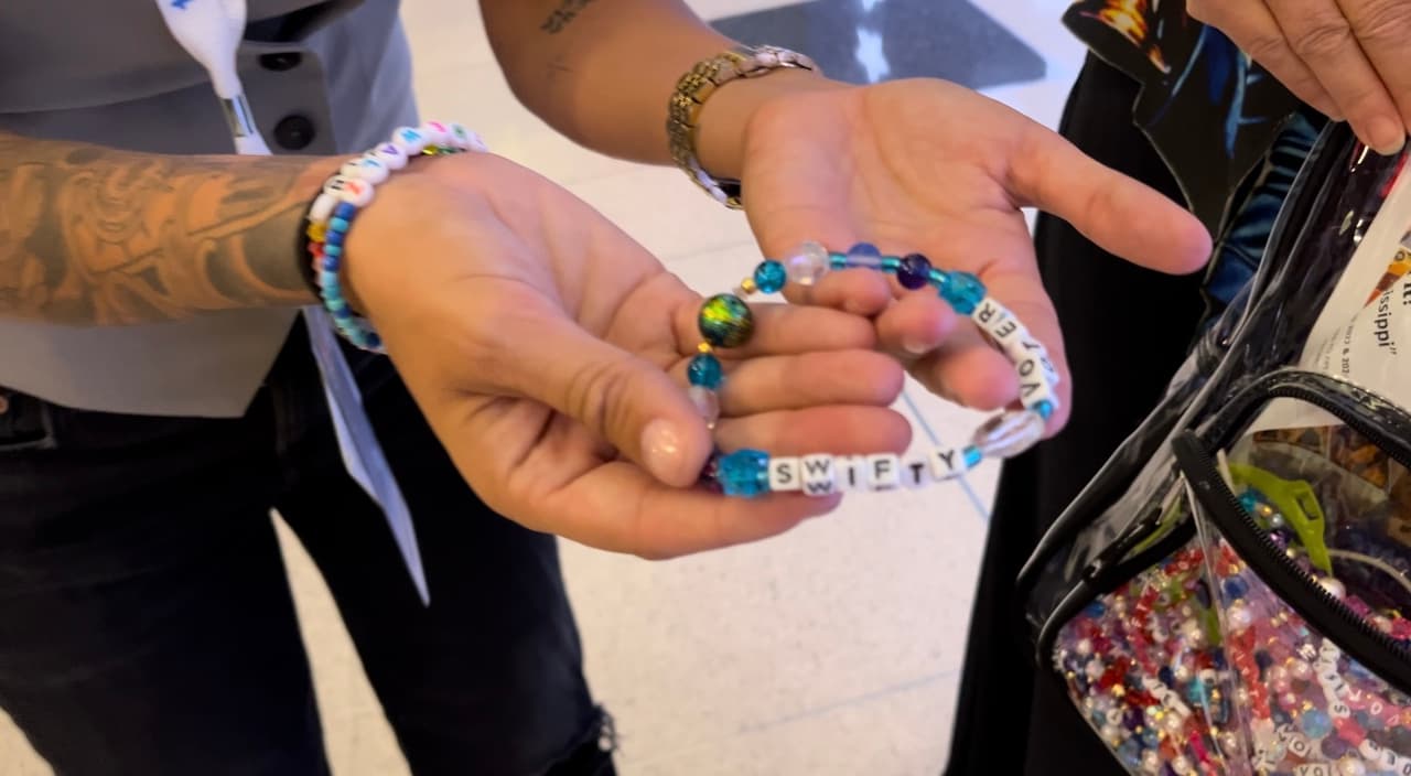 Algunas de las pulseras también pueden tener 
<b>mensajes positivos</b>, dependiendo de la ocasión para la que se realicen.