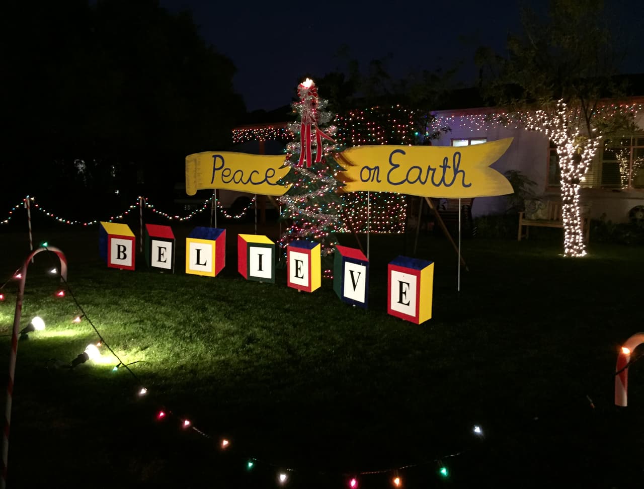 Un letreco de Paz en la tierra es la decoración de una de las viviendas.