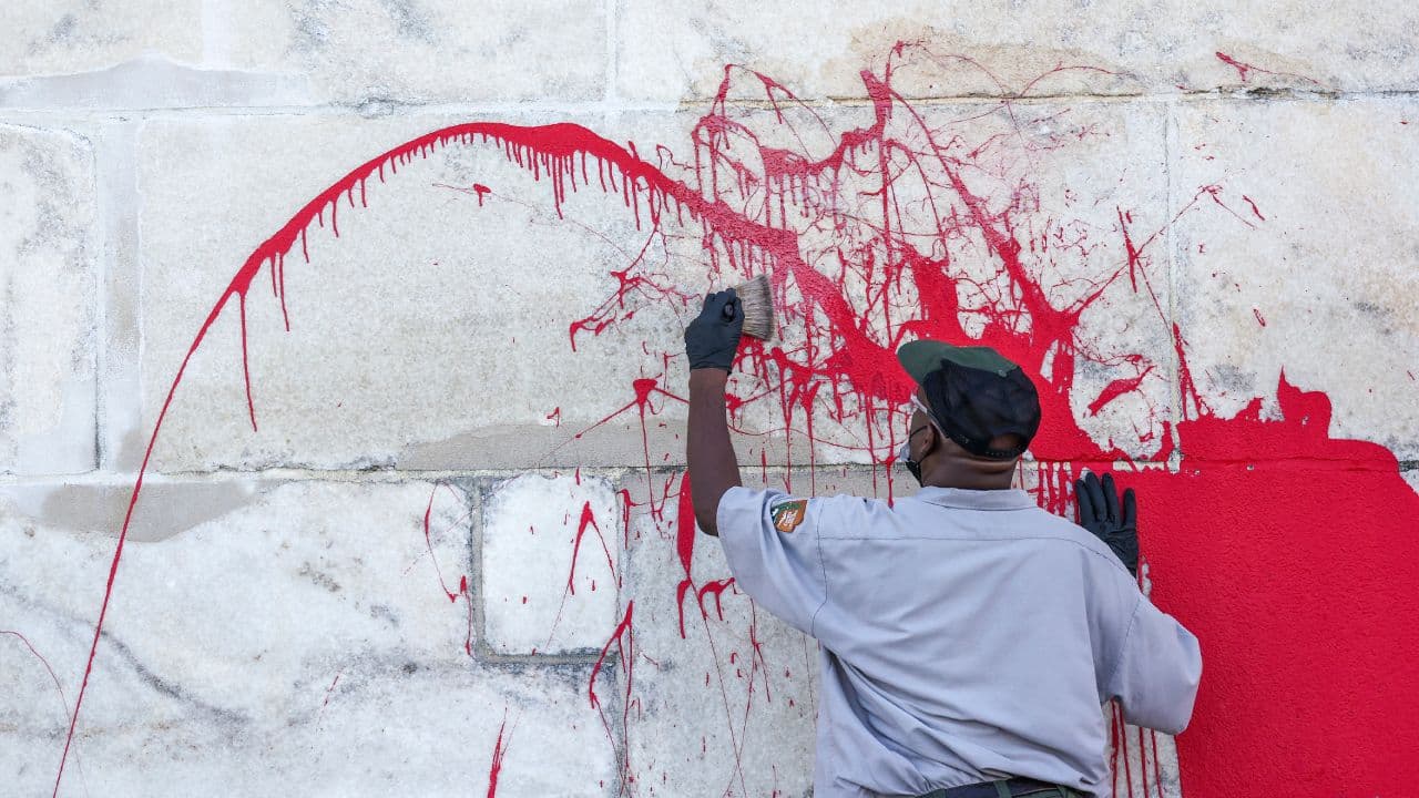 Fue inaugurada en 1884, 36 años después de iniciarse su construcción, periodo dentro del que ocurrió la Guerra Civil estadounidense.