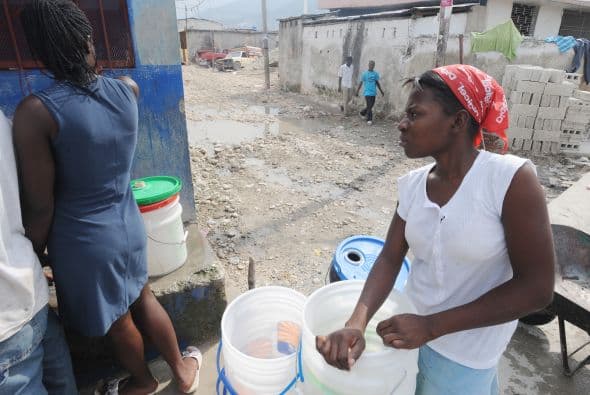 La Comisión Interina para la Reconstrucción de Haití (CIRH) espera que para octubre del 2011 se haya removido apenas el 40 por ciento de los escombros dejados por el terremoto del 12 de enero de 2010 y unas 400 mil personas, de los 1.3 millones de damnificados, puedan abandonar las carpas improvisadas en las que viven desde el sismo.