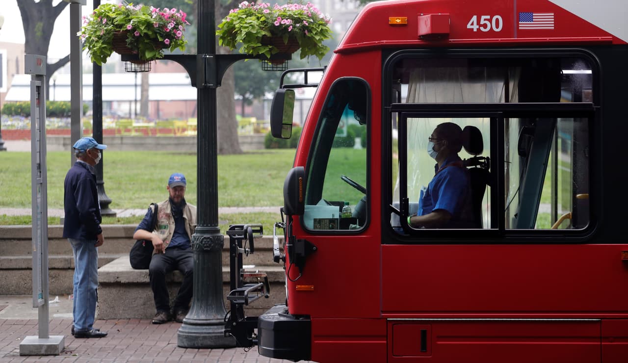 Oquendo Whitaker indicó que si no tienes la tarjeta inteligente, puedes obtener una a través de la METRO Online RideStore y la tarjeta será enviada por correo. Durante la transacción, se te pedirá que cargues documentos específicos como prueba de elegibilidad.