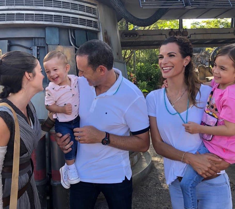 Definitivamente, Liam quedó flechado con la singular belleza del personaje de 'Star Wars', su mirada lo dice todo en esta foto.