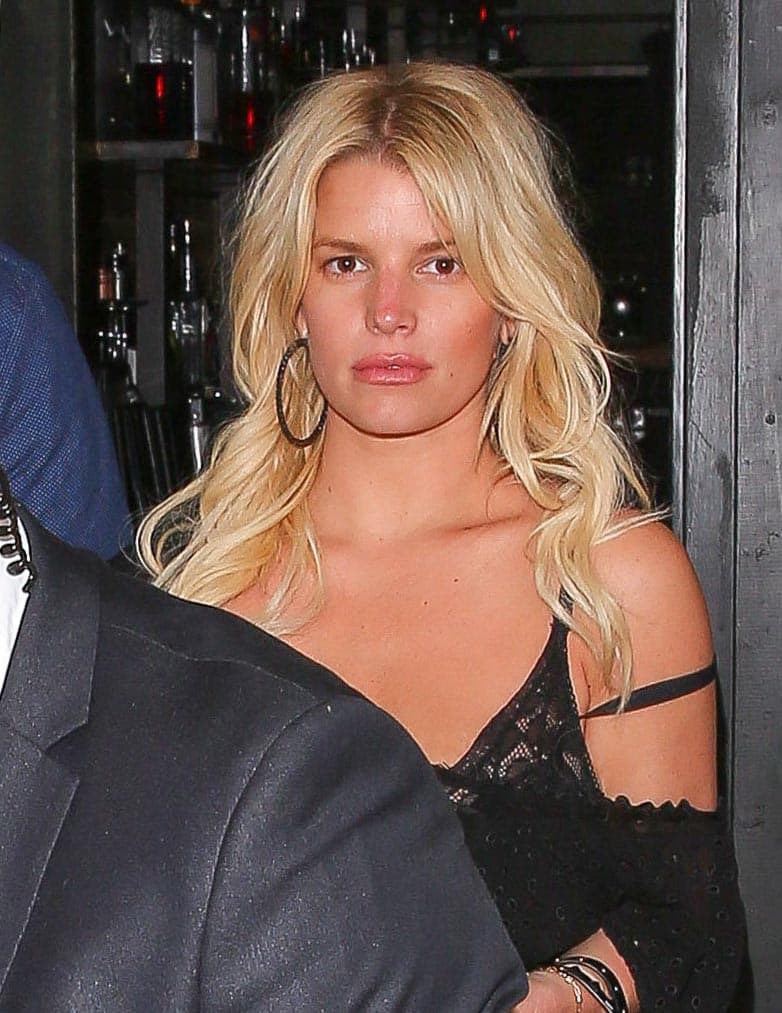 Los paparazzi captaron a la diseñadora a la salida de un exclusivo club nocturno en Hollywood.