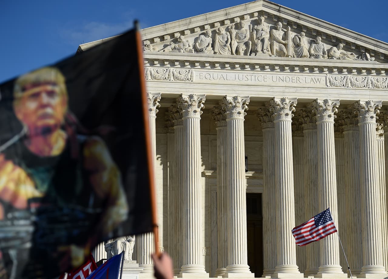 El presidente Donald Trump aún se niega a conceder la victoria a Joe Biden y sigue alentado el rechazo a la decisión de la Corte a través de su cuenta de Twitter.