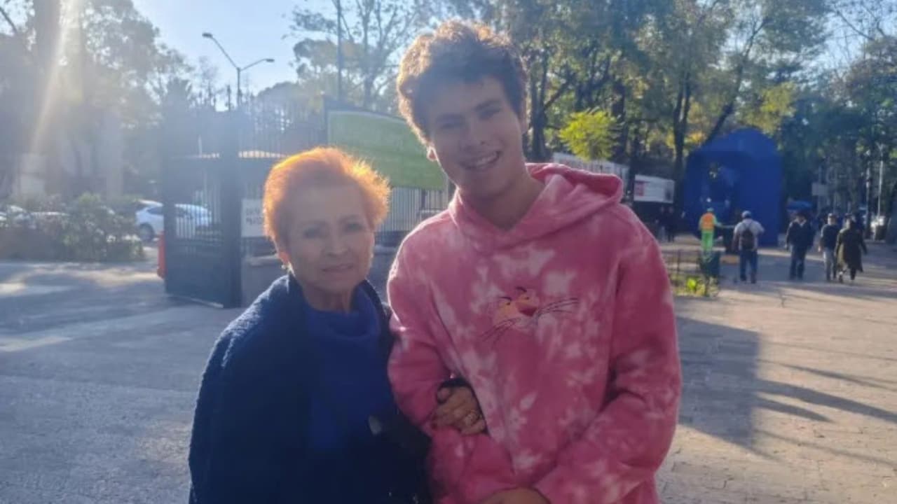 Carlo posó con su familia.