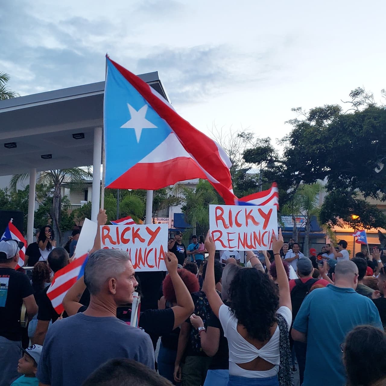 En Isabela se manifestaron en la plaza pública.