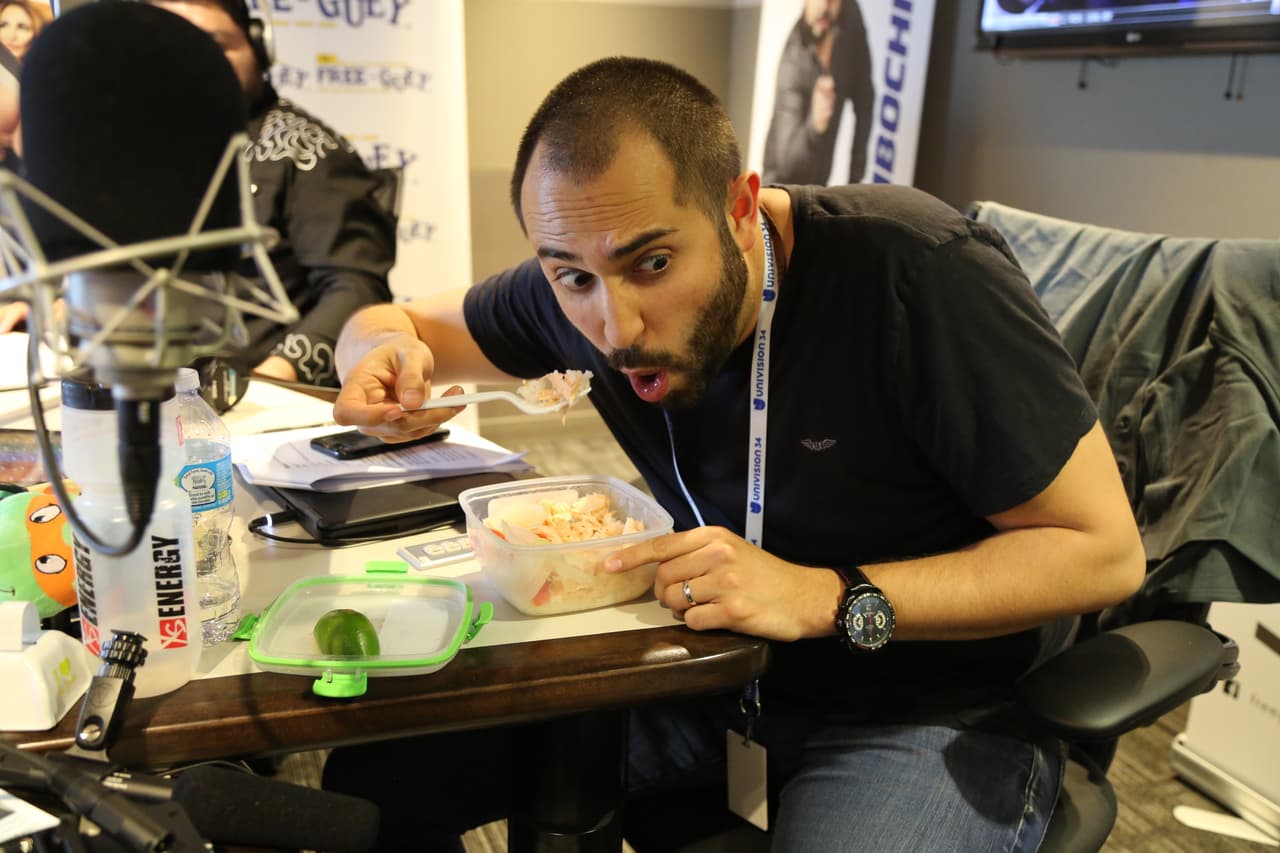 <a href="http://www.univision.com/temas/el-compa-ivan">El Compa Ivan</a> como de costumbre comiendo en los comerciales.