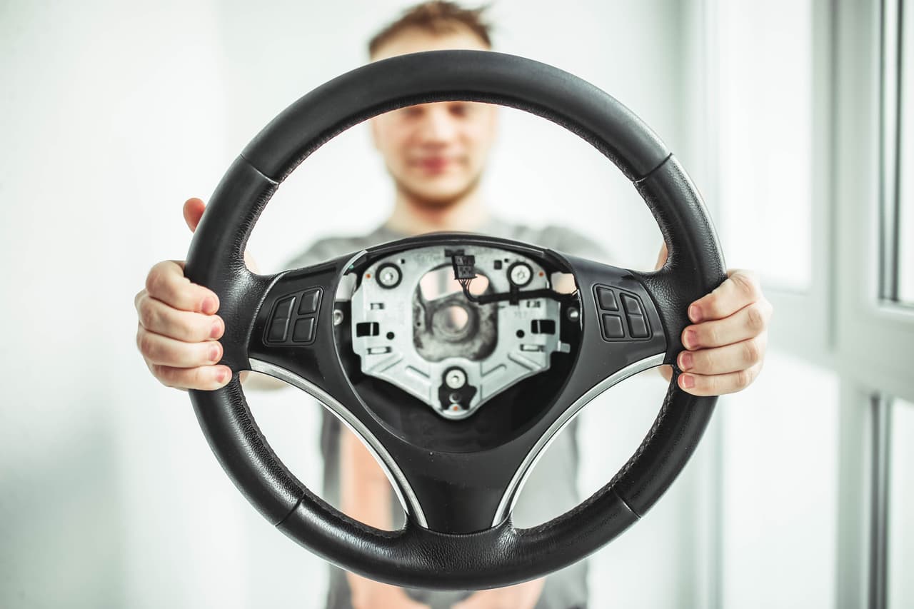 En Decatur, Illinois, si a tu carro le falta el volante, entonces no estás supuesto a conducirlo. Pensarías que esto es algo más de sentido común, pero al parecer, según el gobierno local, algunas personas realmente podrían no estar al tanto del peligro que supone, así que prefirieron convertir esta actividad en algo ilegal.