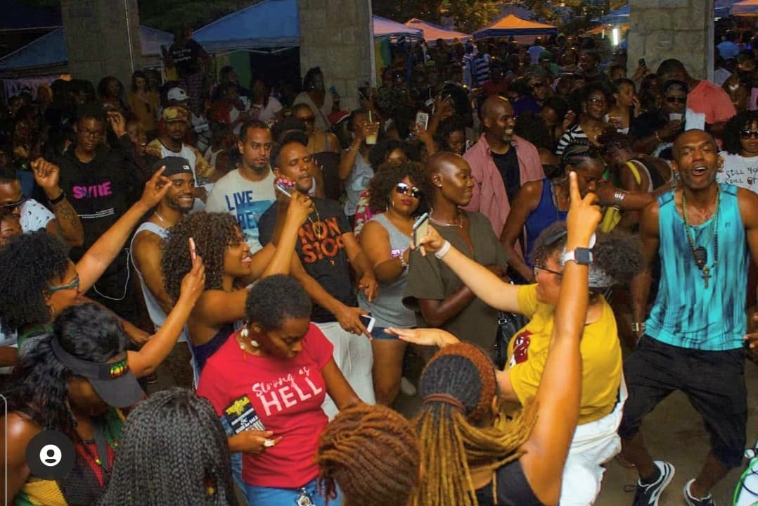 <b><a href="https://www.atlreggaeinthepark.com/?discoveratlanta">BeREGGAE Music & Arts Festival (12 al 14 de agosto)</a></b>. El festival de reggae más grande del sur del país ha regresado y este año se realizará Piedmont Park. Cuenta con una alineación estelar de artistas, músicos, disc jockeys, comida, vendedores y más. Esta celebración de 3 días de música, arte, cultura y negocios reunirá a los afrocaribeños y la diáspora africana en un ambiente libre y familiar lleno de diversión.