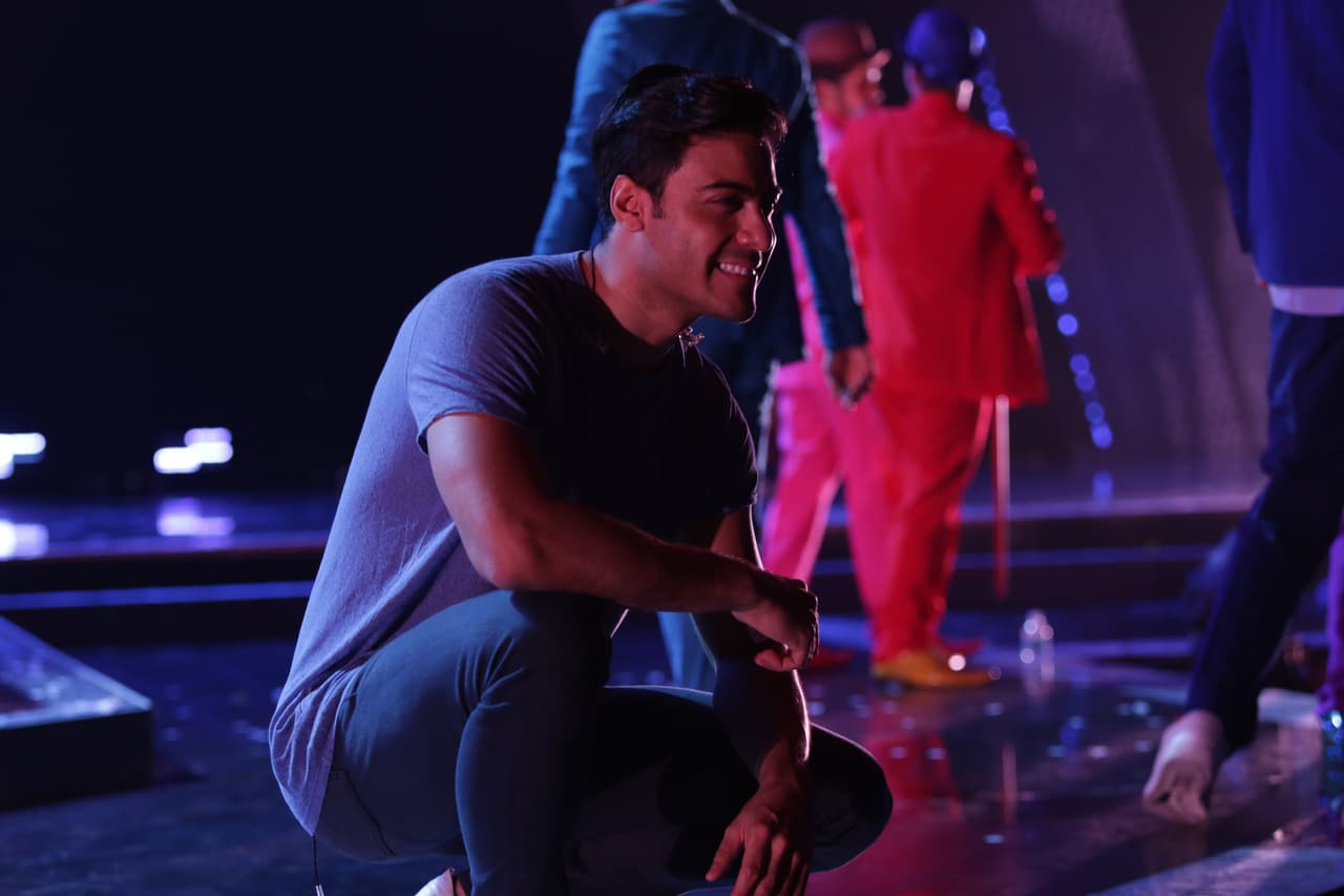 El cantante estará acompañado por varios bailarines.