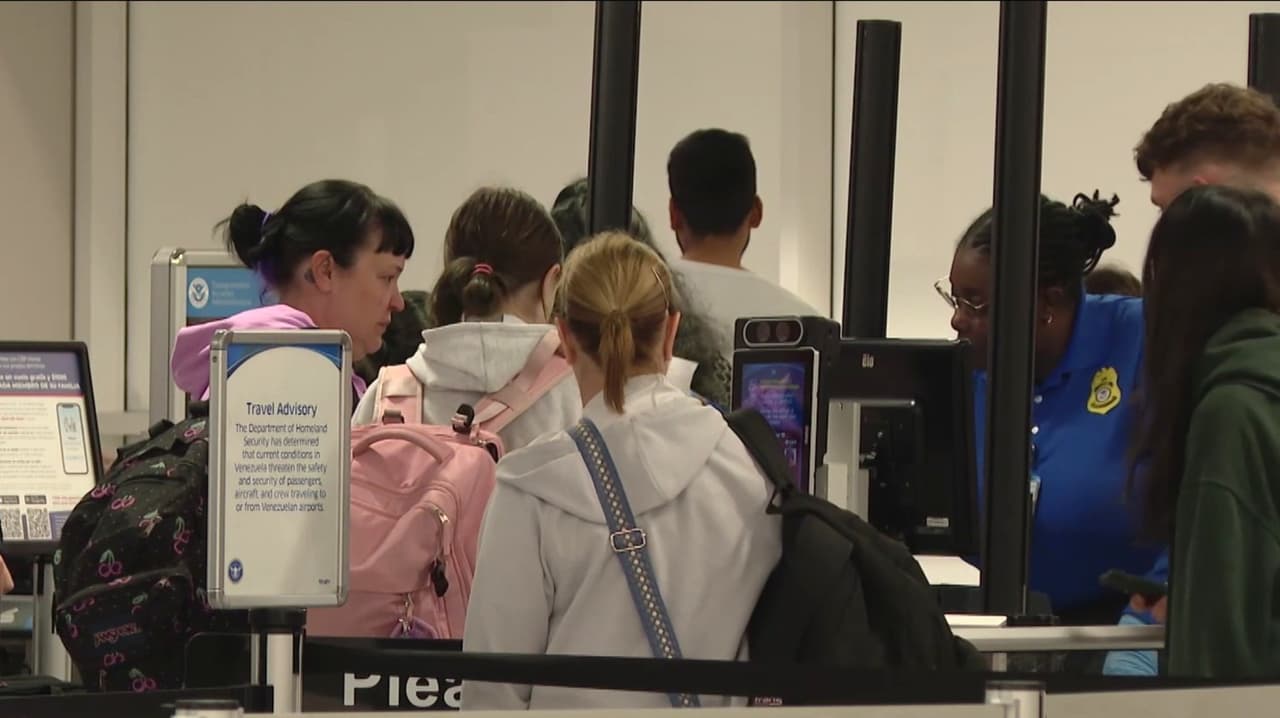 TSA con menos personal y apoyo de ICE elevan tensión en aeropuertos de Texas