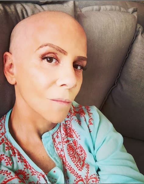 Rebecca Jones padeció 
<b><a href="https://www.univision.com/famosos/rebecca-jones-esta-recuperada-tras-el-cancer-que-sufrio-y-feliz-porque-tiene-mucho-trabajo-fotos" target="_blank">cáncer de ovario</a></b> a principios de 2018, pero comenzó un tratamiento que le permitió erradicarlo poco a poco.