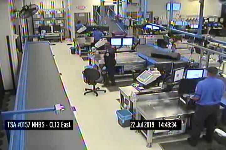 Videos de seguridad del aeropuerto muestran la secuencia, desde que el niño se sube a la banda, como lucha en sentido contrario y luego cae en el cuarto de equipaje hasta que es bajado por empleados de la terminal.