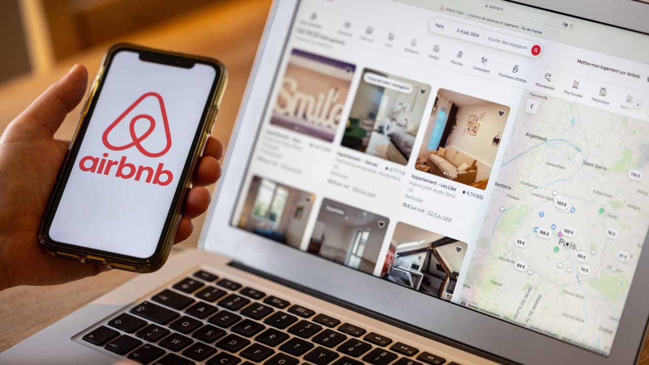 <h3 class="cms-H3-H3">Qué es Airbnb y cómo funciona</h3> Airbnb es una aplicación donde 
<b>personas alquilan temporalmente una vivienda o habitación.</b> 
<br>El anfitrión 
<b>sube fotos, fija reglas y establece un precio. </b>
<br>El huésped
<b> reserva y paga dentro de la plataforma.</b> 
<br>Airbnb 
<b>cobra comisiones por intermediar.</b> 
<br>💡 En la práctica, 
<b>es como operar un pequeño hotel desde casa.</b> 
<br>Eso implica ingresos potenciales, pero también obligaciones:
<b> limpieza, comunicación constante, cumplimiento de reglas locales y manejo de posibles daños.</b>