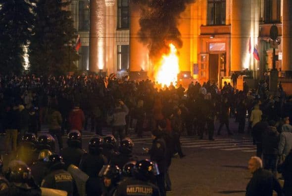 Manifestantes prorusos incendian neumáticos cerca al ocupado edificio administrativo regional.