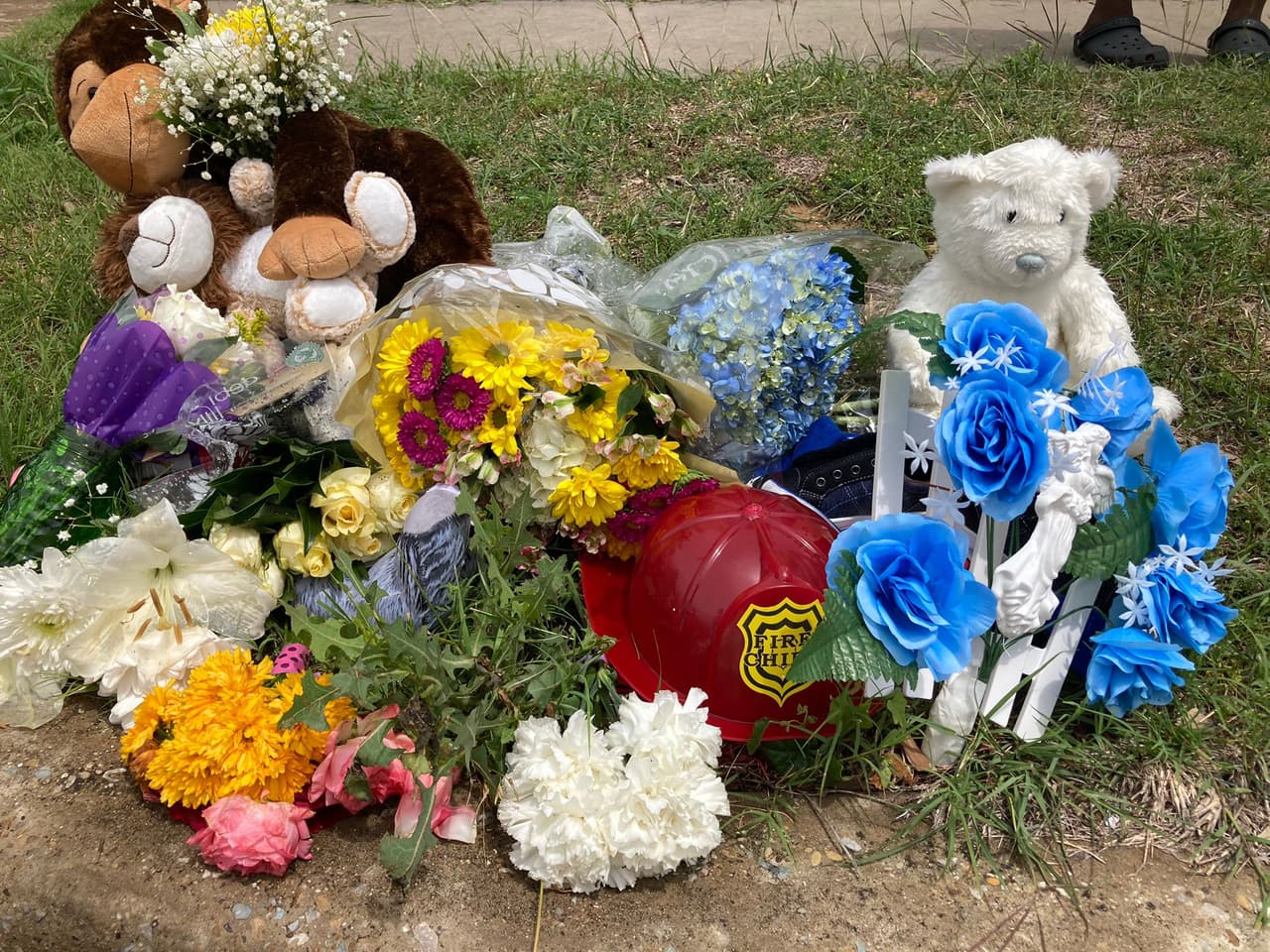 Según las autoridades, 
<a href="https://www.univision.com/local/dallas-kuvn/video-capta-cuando-sospechoso-se-lleva-a-un-nino-de-4-anos-de-su-cuna-luego-aparecio-muerto-en-una-calle-video">a Brown se le podrían agregar otros cargos</a> tan pronto se tengan los resultados de la autopsia del niño. 
<br>