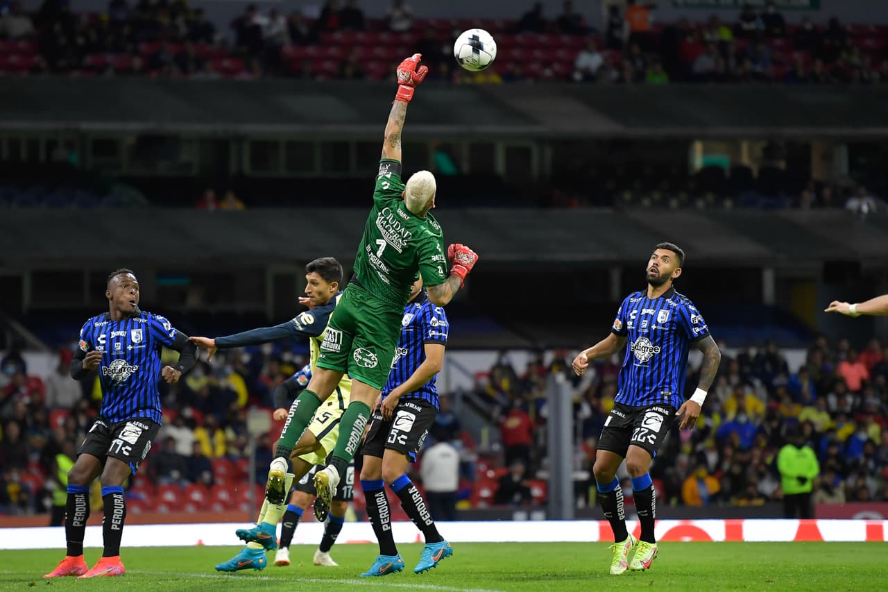 Con gol de último minuto, Gallos Blancos le arrebató el triunfo al América que sigue sin ganar en el Estadio Azteca y volvió a irse entre abucheos y muchas dudas del futuro de Santiago Solari.