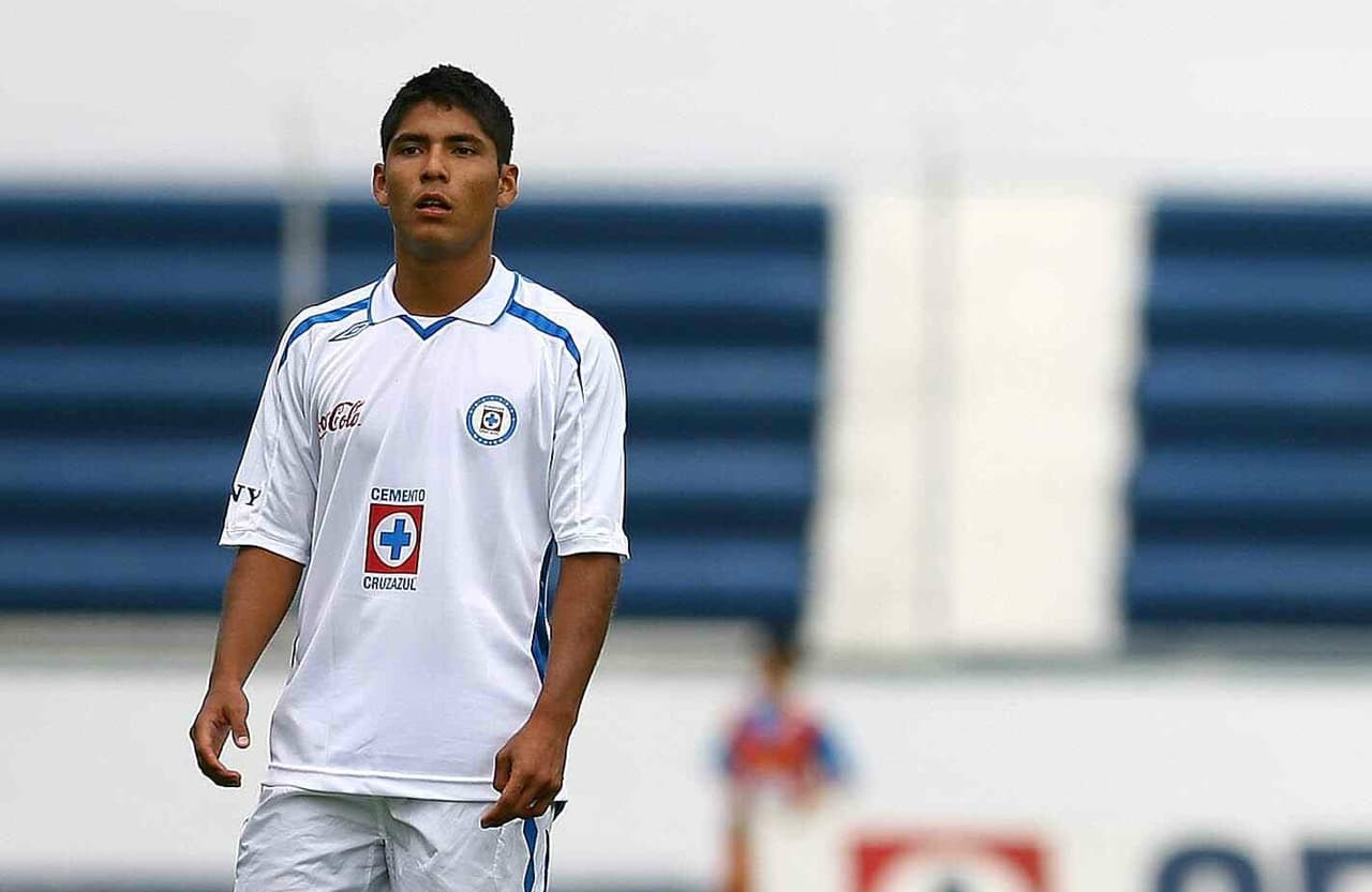 Sergio Markarián puede presumir haber hecho el debut más joven con el Cruz Azul con Martín Galván, el volante ofensivo debutó con la máquina a los 15 años 8 meses. El reto y exigencia de la Liga Mx terminó por superar el nivel del jugador, quien actualmente juega en el Ascenso MX.