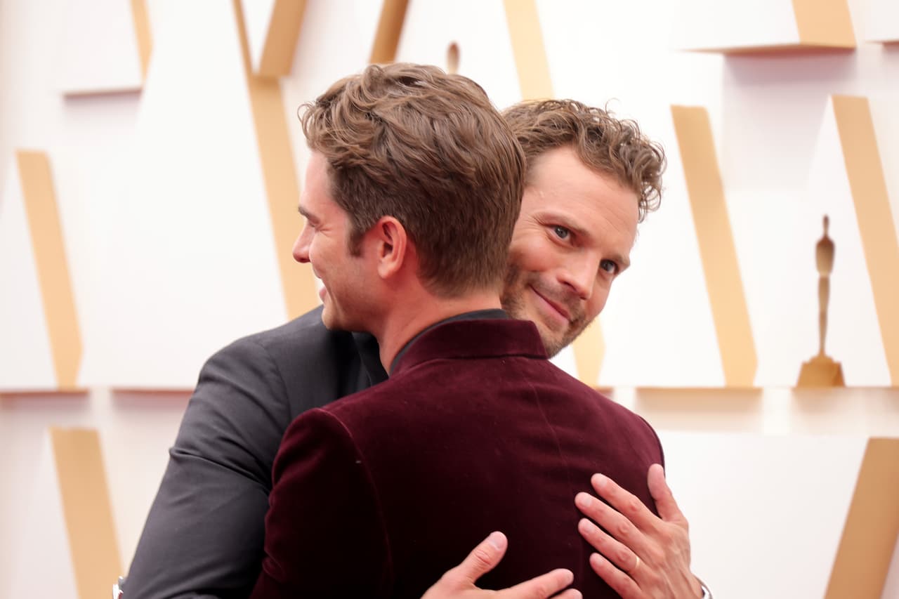 Así fue el tierno abrazo entre Andrew Garfield y Jamie Dornan