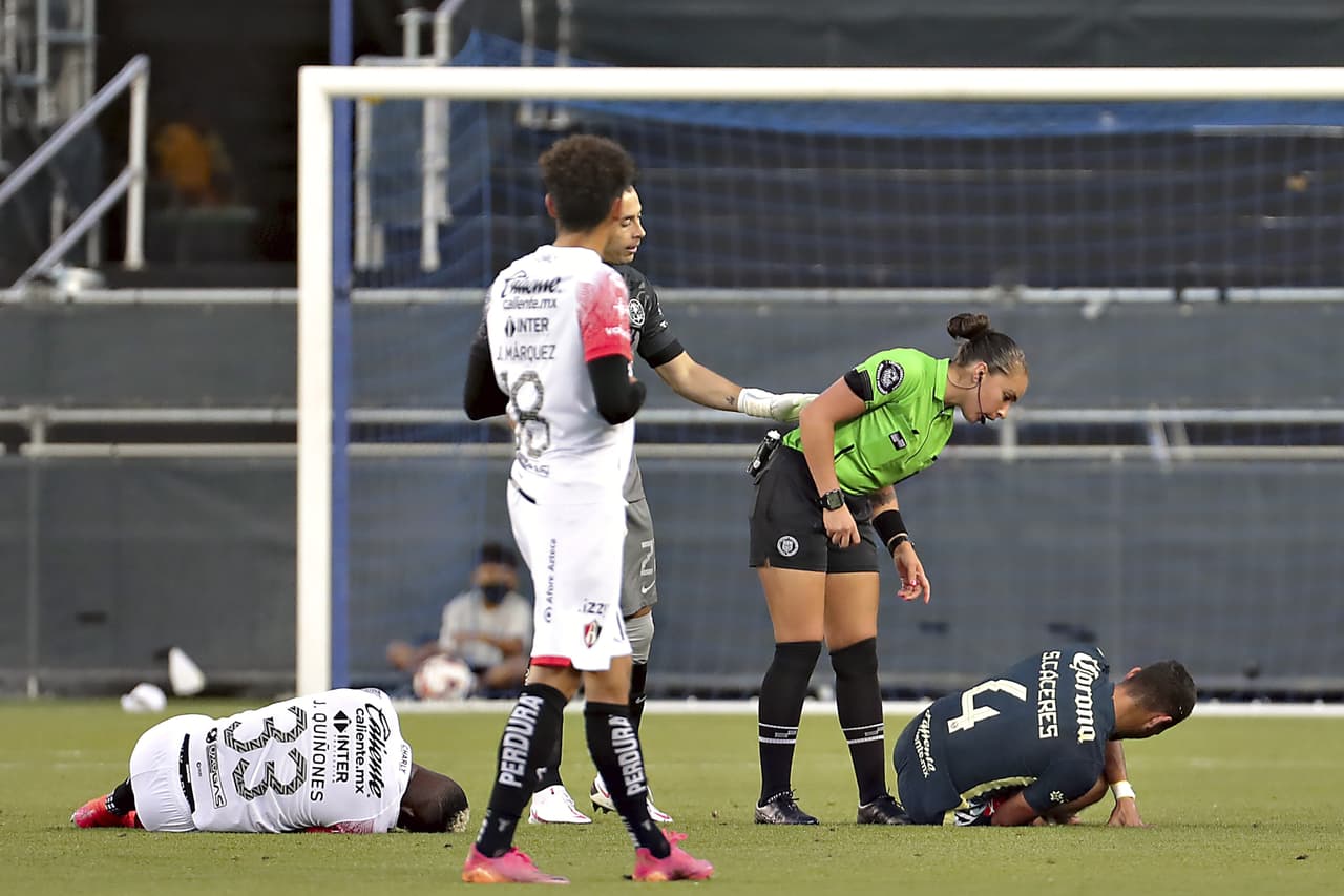 El partido que había arrancado con buenas acciones comenzó a presentar fricciones de a poco entre americanistas y rojinegros.