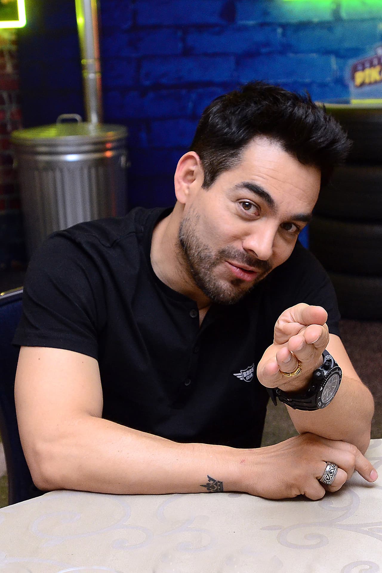 La convocatoria fue creada a pocas semanas del estreno de la película 'Tod@s caen', historia que protagonizan Martha Higareda y Omar Chaparro.
<br>