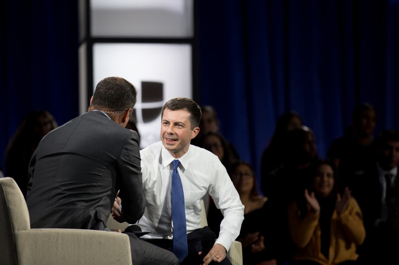 Buttigieg fue entrevistado por León Krauze, con quién también trató sobre le control de armas. "Tenemos que insistir, en favor de la seguridad nacional, en no permitir que la Segunda Enmienda sea distorsionada como una excusa para no hacer nada con respecto al control de armas" el alcalde.