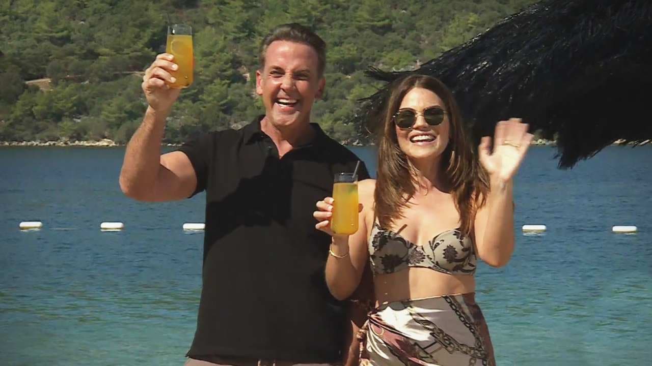 La mexicana y el puertorriqueño están en esas tierras debido a las grabaciones de 
<b><a href="https://www.univision.com/shows/enamorandonos/karina-banda-y-carlos-ponce-parten-a-turquia-y-un-picaro-juego-sube-la-temperatura-en-seguimos-enamorandonos-video" target="_blank">Enamorándonos La Isla, el nuevo reality show a estrenarse próximamente en ViX. </a></b>
<br>