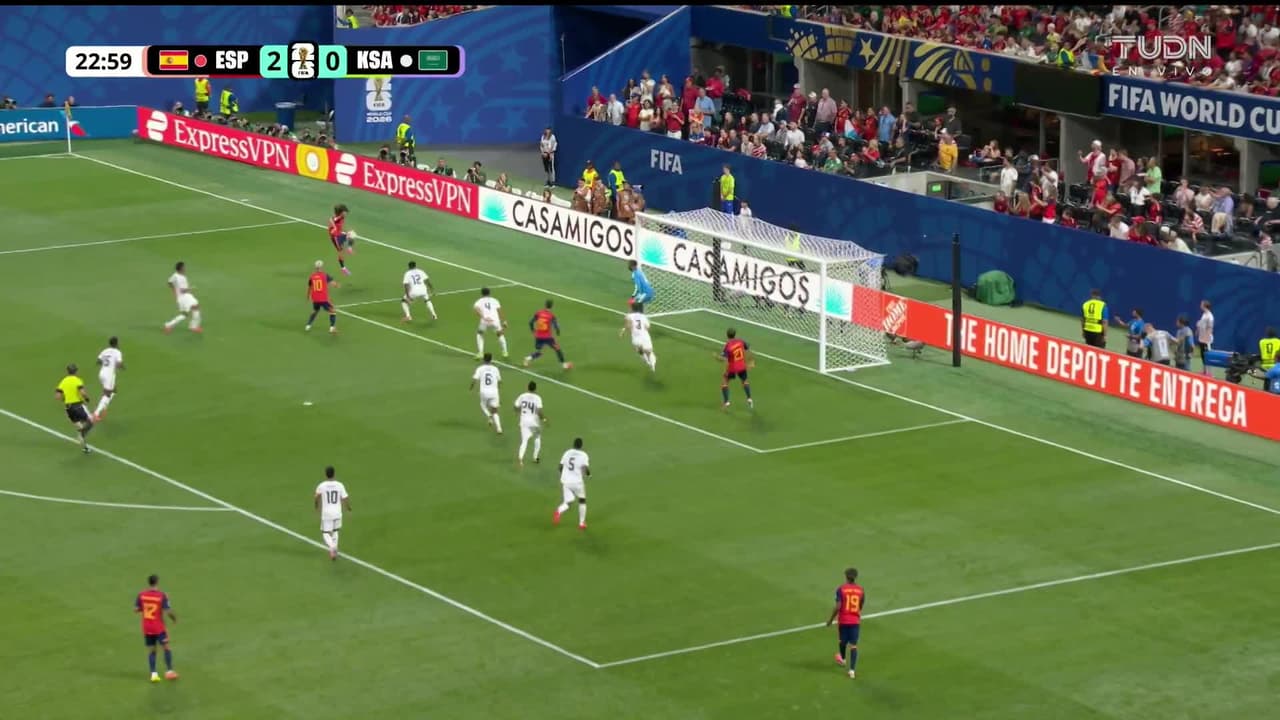 ¡GOL!  anota para España. Mikel Oyarzabal
