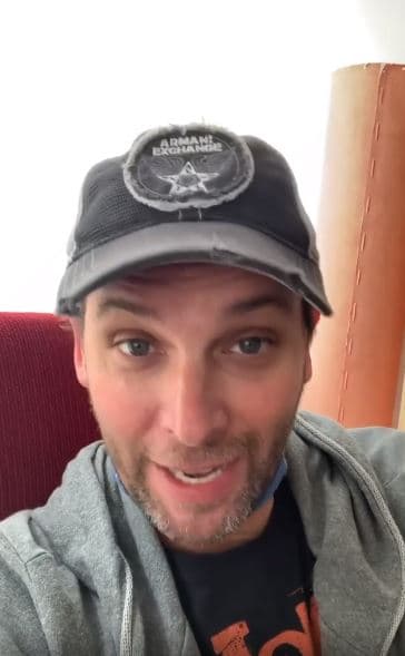 "Hola. Soy tu vecina. Sabemos que están en cuarentena y me gustaría apoyarlos en lo que necesiten", menciona en un primer momento la nota recibida por la pareja de famosos.