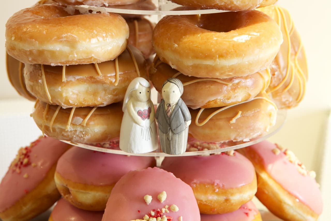 Si optas por una donut cake puedes incluir en ella la variedad de donas que más te guste, o bien puedes pedirlas decoradas con los motivos de tu elección. Esta torta es ideal para bodas pequeñas, rústicas y divertidas.
