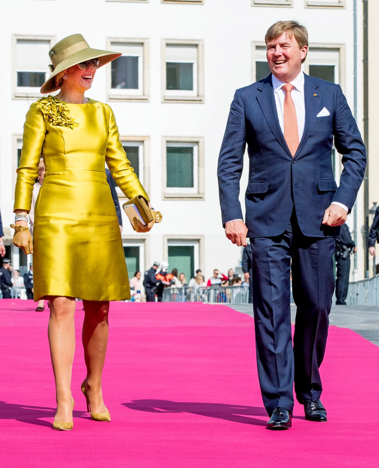 Además, el dicho rey cuenta con una fortuna personal formada por bienes raíces e inversiones, así como una participación en Shell Oil, según indica el portal Business Insider.