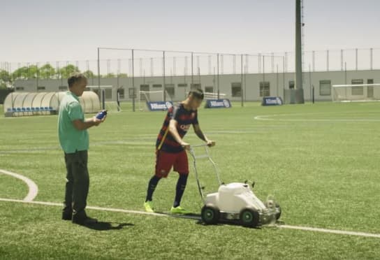Jugadores del Barcelona intercambian papeles con jardineros, cocineros y masajistas