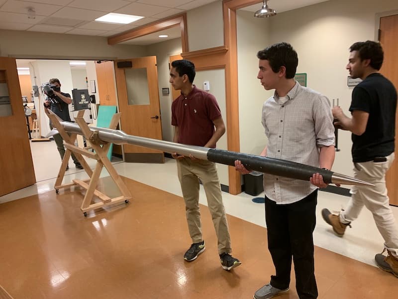 Estudiantes construyen su propio cohete para enviarlo al espacio exterior