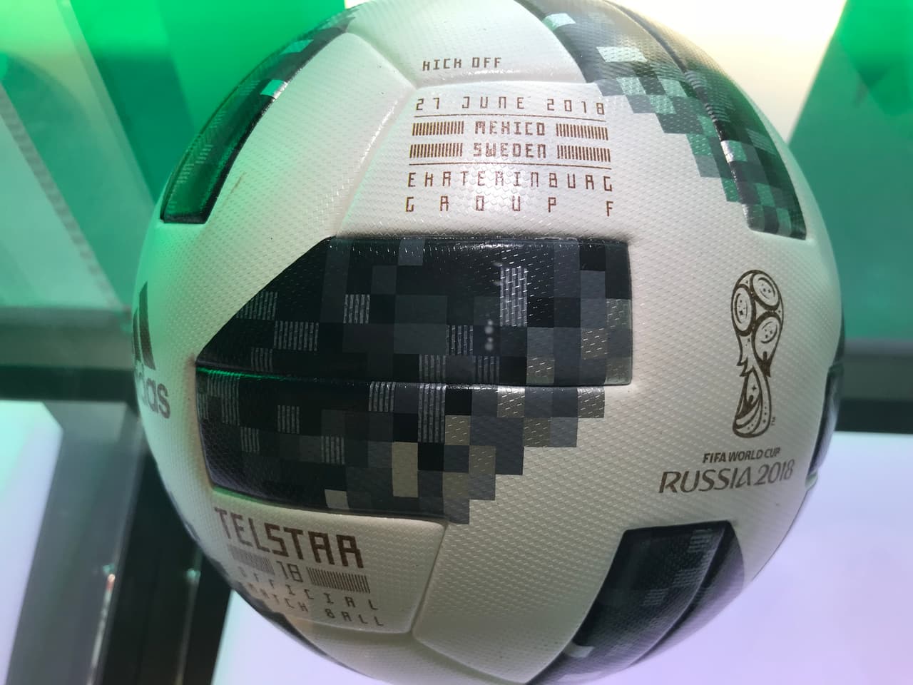 El balón del doloroso 3-0 que Suecia le propinó a México en el último juego de la fase de grupos también está expuesto.