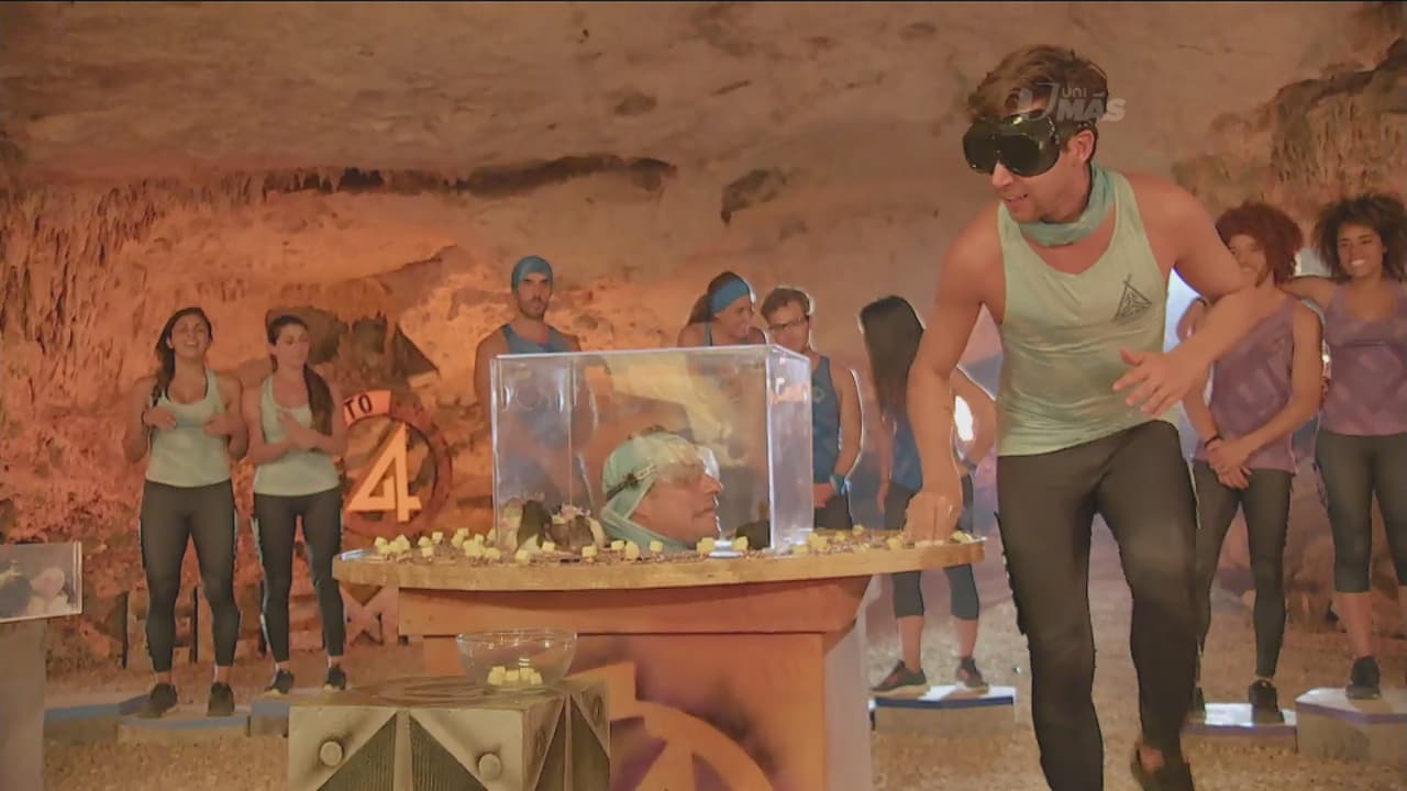 Mientras que 
<b><a href="https://www.univision.com/shows/reto-4-elementos/mauricio-y-chevo-fueron-eliminados-de-la-competencia-video">Chevo</a></b> tenía la cabeza metida en un recipiente con tarántulas y ratas, Mauricio tuvo que recolectar queso de las ratoneras pero sin poder ver.