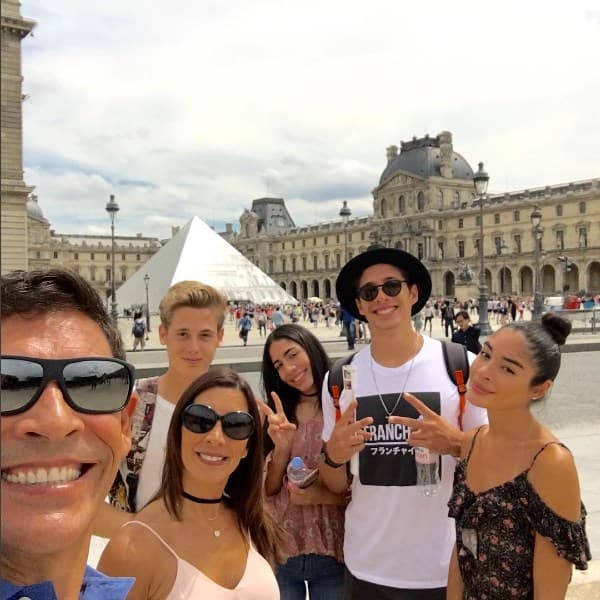 Desde la pirámide del museo The Louvre. Muy emocionados por el paseo cultural.