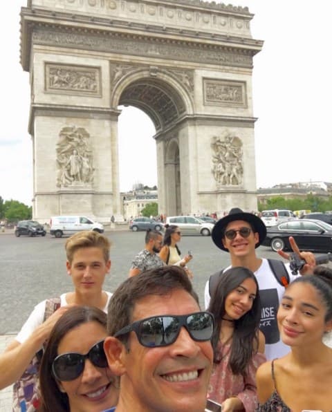 En uno de los monumentos más representativos de París, el Arco del Triunfo.
