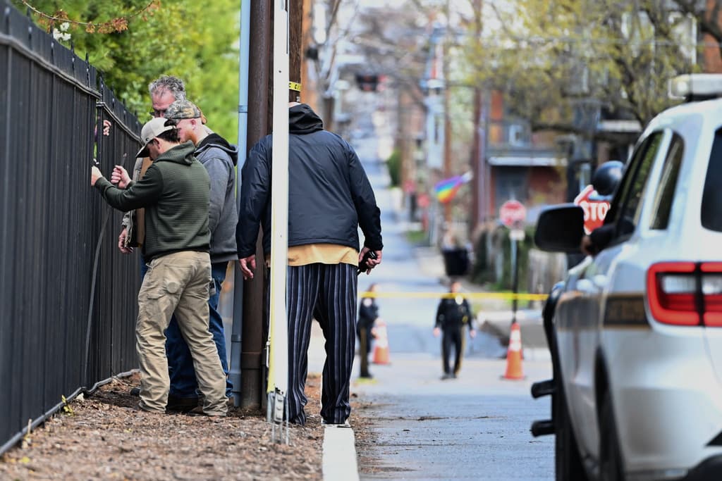 Los detectives investigan si el ataque iba dirigido a Shapiro, quien horas antes del incendio publicó una imagen en sus redes sociales en la cual dejó saber que junto a su familia celebraba la Séder de Pésaj, cena especial de la Pascua que conmemora la liberación del pueblo judío de la esclavitud en Egipto.